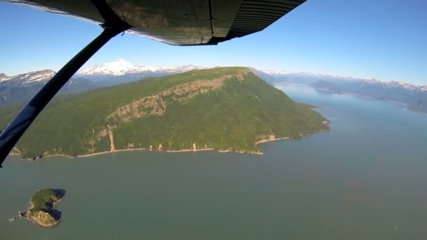 Flygfoto från lätta flygplan Alaska sjöar berg och floder avlägsen vildmark området alaska, usa — Stockvideo