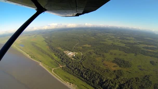 Luchtfoto van rivier smelt wateren moerasgebied woestijn landschap van lichte vliegtuigen, Alaska, Verenigde Staten — Stockvideo