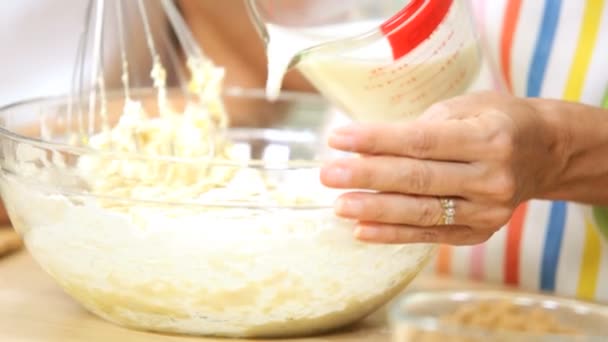 Manos de mujeres caucásicas trabajando juntas en la cocina casera — Vídeos de Stock