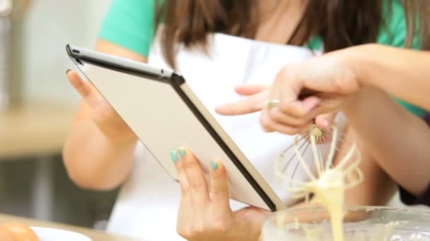 Bastante adolescente caucásico hembras trabajando juntos en casa cocina — Vídeos de Stock