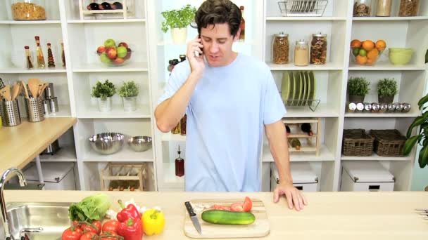 Casual caucásico macho hablando en teléfono inteligente en casa cocina — Vídeo de stock