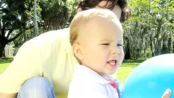 Bambino sano con palla e giovane padre al parco all'aperto — Video Stock