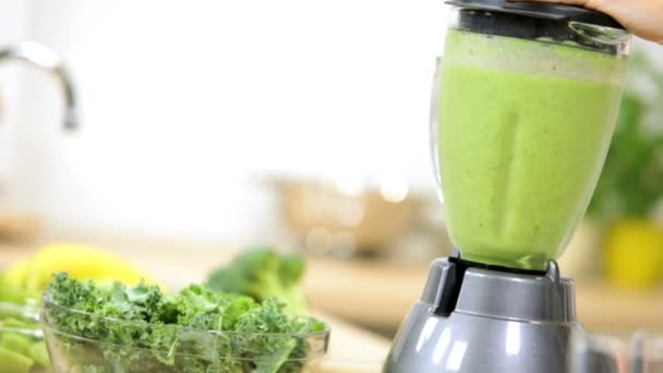 Erkek elektrik blender lezzetli sağlıklı sebze içki üretmek için kullanma — Stok video