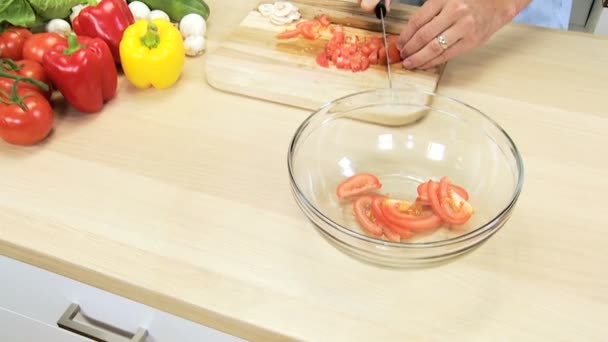 Mãos masculinas gerais que cortam vegetais orgânicos — Vídeo de Stock