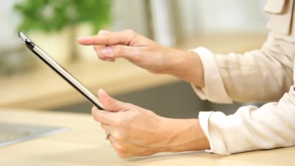 Mains féminines utilisant une tablette à écran tactile — Video
