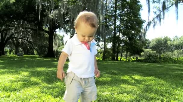 Kind gewinnt Selbstvertrauen beim selbstständigen Gehen — Stockvideo