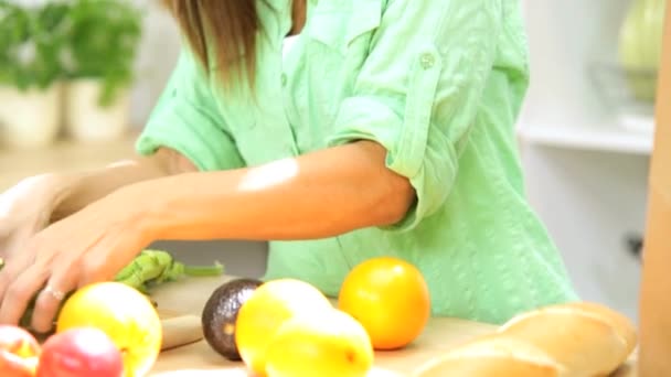 Mujer en la cocina bolsa de desembalaje — Vídeos de Stock