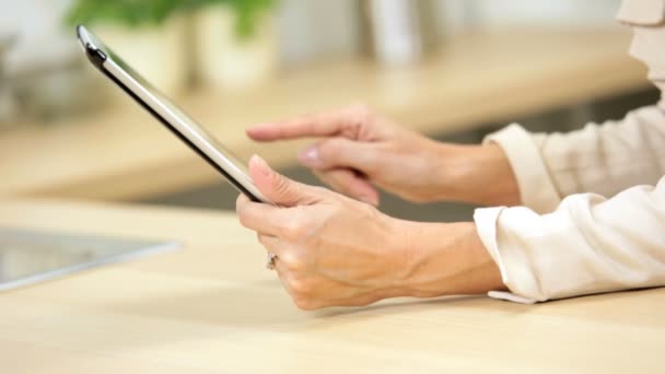 Mãos de mulher caucasiana usando tablet sem fio — Vídeo de Stock