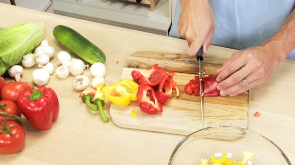 Maschio mani caucasiche Preparazione di verdure fresche — Video Stock