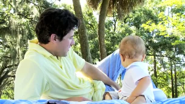 Περήφανοι καυκάσιος πατέρα και γιού απολαμβάνοντας εκδρομή στο πάρκο — Αρχείο Βίντεο