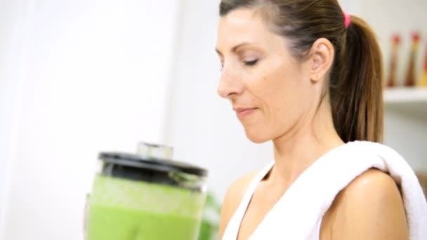 Female blending fresh organic vegetable juice — Stock Video