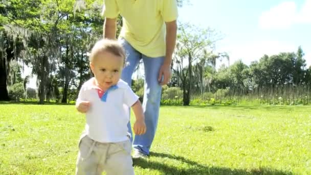 Liebevoller junger kaukasischer Vater wacht über seinen niedlichen Kleinkind-Sohn — Stockvideo