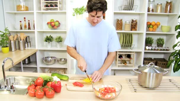 Jovem caucasiano masculino cortando legumes — Vídeo de Stock