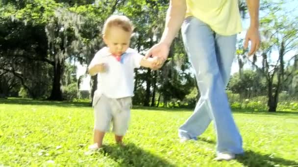 Χαριτωμένο μικρό παιδί κρατώντας το χέρι του μικρά πατέρας — Αρχείο Βίντεο