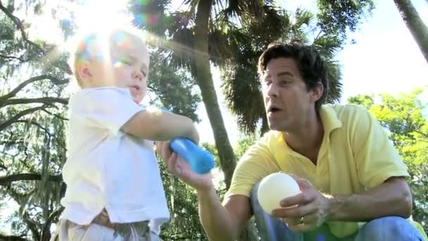 男の赤ちゃん立っているプラスチック製の野球バットを再生 — ストック動画