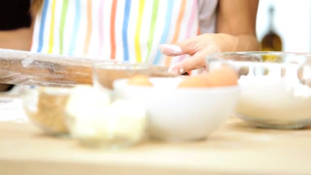 Meisjes op huis keuken teller met bakken les met moeder — Stockvideo