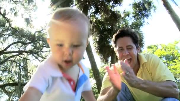 Älska kaukasiska far leker med barn pojke på park — Stockvideo