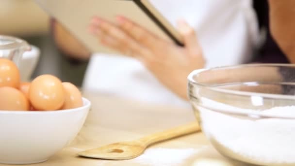 Caucásico niñas en casa cocina disfrutando casero hornear con mamá — Vídeos de Stock