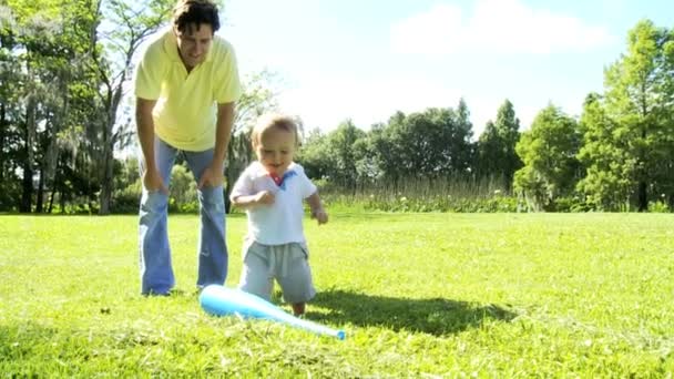 Stolzer junger kaukasischer Vater mit seinem lächelnden kleinen Jungen — Stockvideo