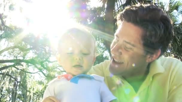幸せの白人の子供が愛する父親の腕によって保持されています。 — ストック動画