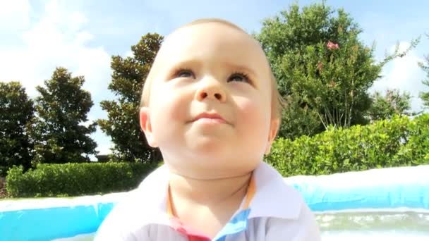 Bébé garçon heureux jouant à la piscine remplie de boules — Video