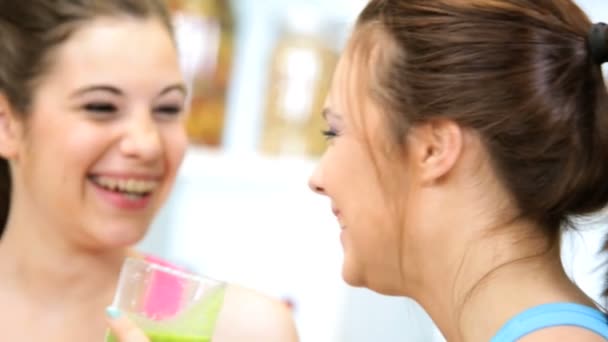 Caucasian girls drinking nutritious blended fruit vegetable drink — Stock Video