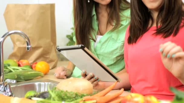 Madre e hijas en la cocina — Vídeos de Stock