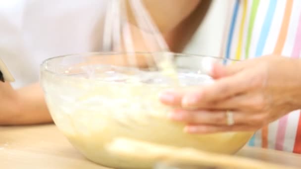 Meisjes op home keuken genieten van zelfgemaakte bakken met moeder — Stockvideo