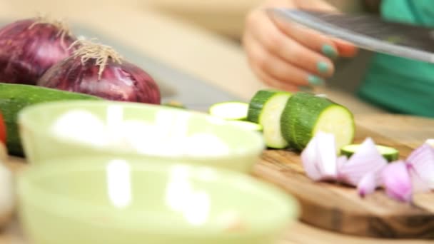 Девочка-подросток на современной домашней кухне помогает своей матери — стоковое видео