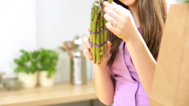 Adolescente femenina en la cocina casera — Vídeos de Stock