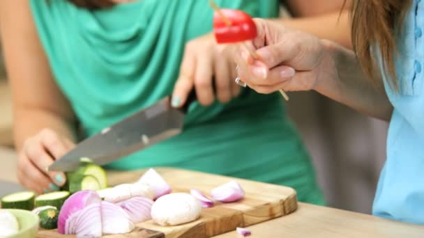 Mãe assistindo como filha adolescente cortando vegetais orgânicos frescos — Vídeo de Stock