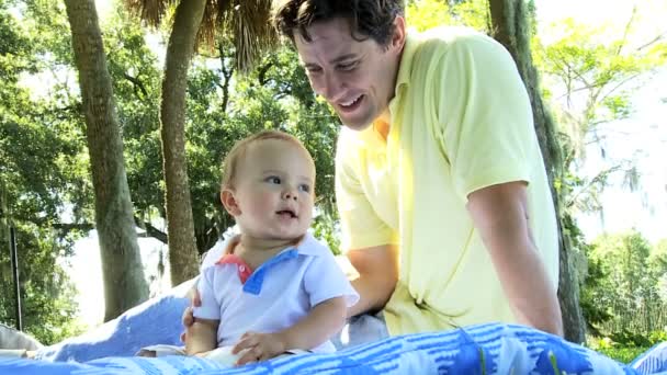 Yürümeye başlayan çocuk parkında oynayan beyaz baba — Stok video