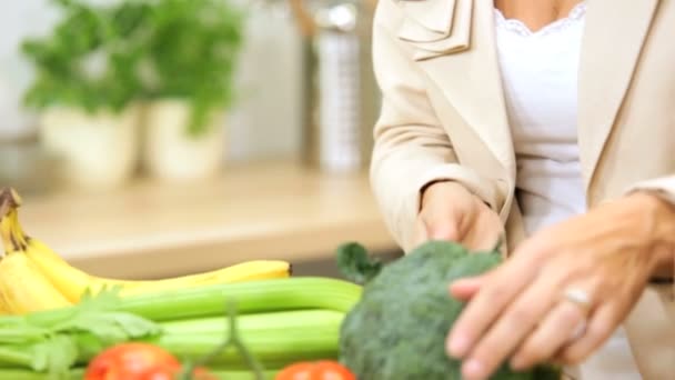 Femme d'affaires au sac de déballage de cuisine — Video