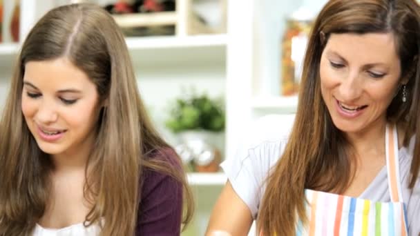 十代の女の子と白人の母のクッキーを焼く — ストック動画
