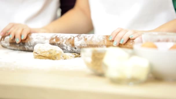 Chicas en el mostrador de la cocina en casa teniendo clase de hornear con mamá — Vídeos de Stock