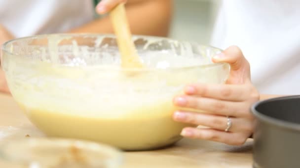 Adolescentes chicas caucásicas en la cocina casera — Vídeos de Stock