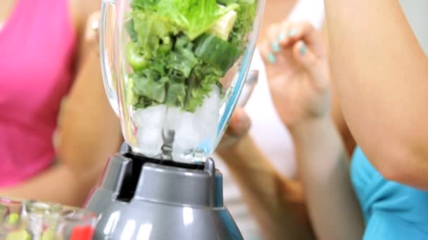有機野菜の飲み物を生成するためにミキサーを使用する女性 — ストック動画