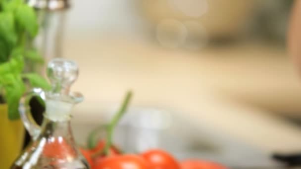 Manos de hembras caucásicas en la cocina casera preparando insalata fresca y saludable — Vídeos de Stock
