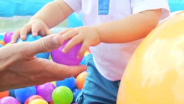 Aranyos szőke gyermek élvezi a labda medence — Stock videók