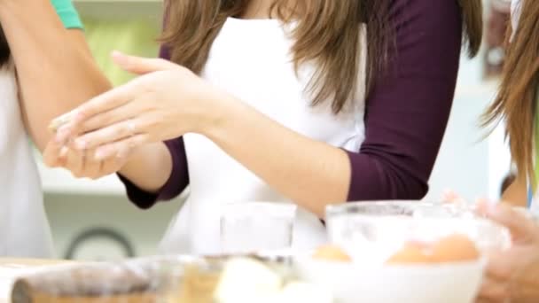 Caucasien famille femmes à cuisine cuisson — Video