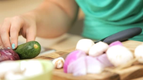 Mains de l'adolescente dans la cuisine en utilisant des légumes frais — Video