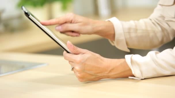 Kaukasische weibliche Hände mit drahtloser Technologie Touchscreen-Tablet — Stockvideo