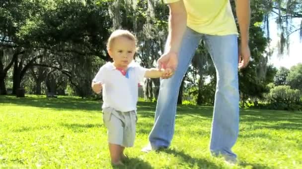 Çocuk koruyucu babalarının elini tutarak — Stok video