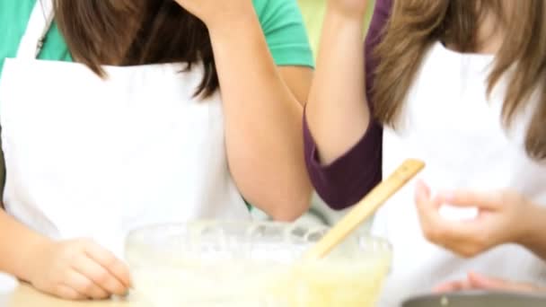 Mujeres en el mostrador de la cocina en casa — Vídeo de stock