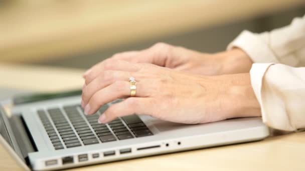 Kaukasische vrouwelijke handen met behulp van toetsenbord radiotechnologie laptop — Stockvideo