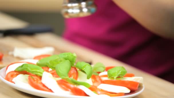 Adolescente gros plan au comptoir de cuisine broyage poivre noir frais — Video