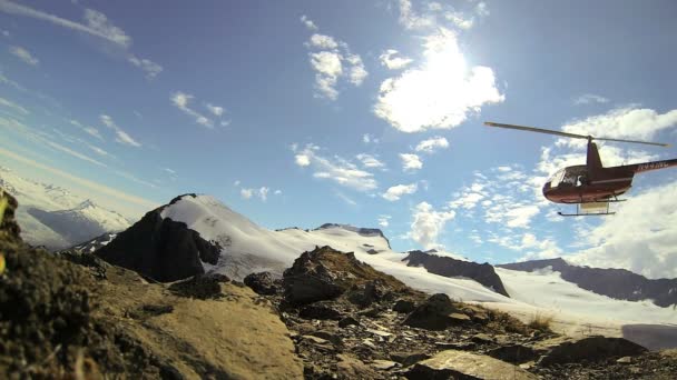 Вертолет в труднодоступной горной местности, Аляска, США — стоковое видео
