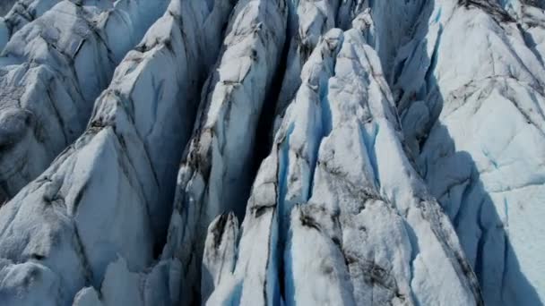 Glaciar de hielo de vista aérea en constante movimiento bajo su propia gravedad formando grietas y otras características distintivas, Región Ártica, Hemisferio Norte disparado en EPIC ROJO — Vídeo de stock