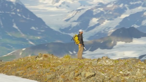 Escalador caminando en la cordillera de Chugach — Vídeos de Stock