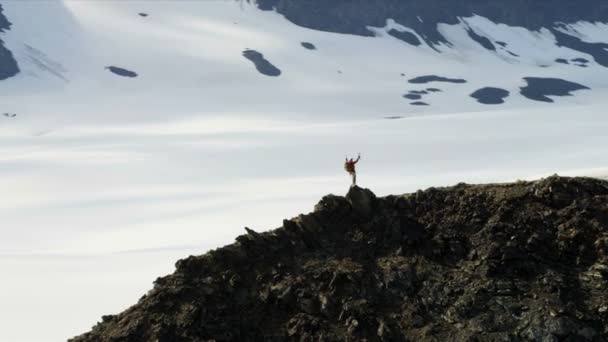在高的山峰麻烦冰川的登山者 — 图库视频影像